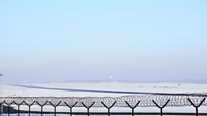 立陶宛维尔纽斯-大约2016年12月: 冬季客机从机场起飞