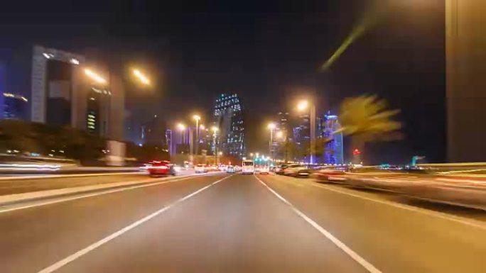 在多哈延时驾驶hyperlapse drivelapse的corniche道路上行驶。卡塔尔，中东