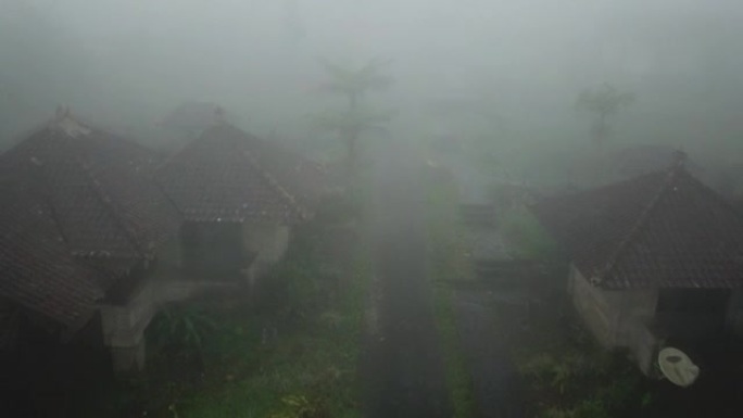 接近废弃的巴厘岛房屋和覆盖着4K雾的无边泳池