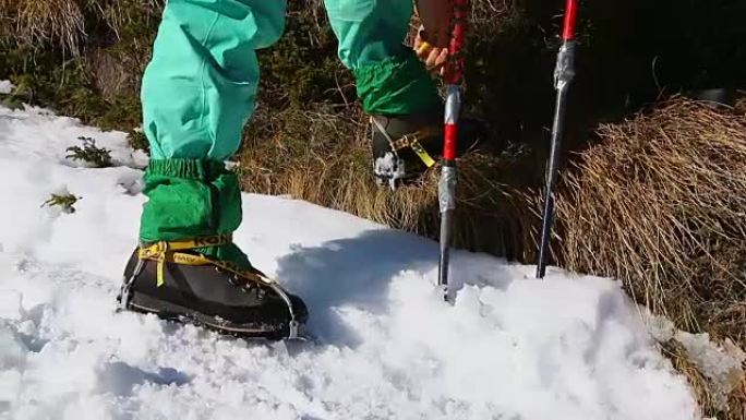 爬冰者加冰爪，换登山鞋。冬季雪主题，细节拍摄