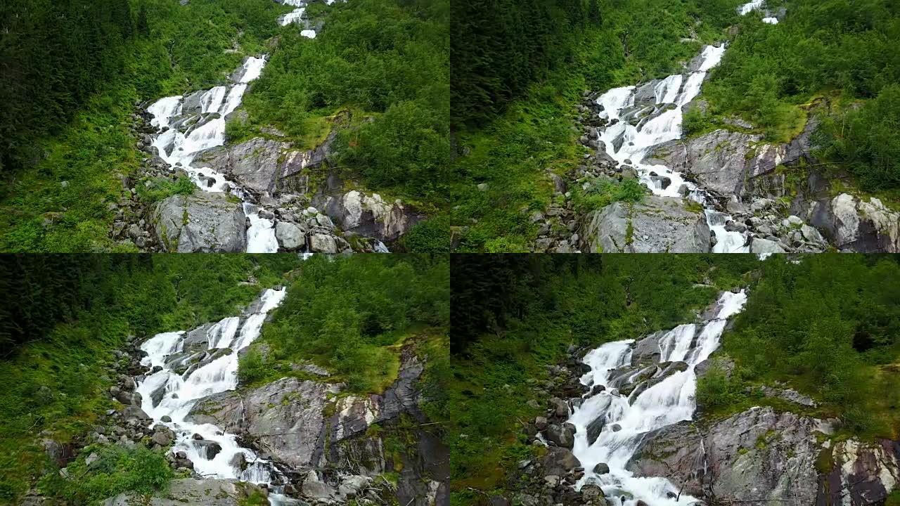 从无人机的空中看，在多雨的天气中，挪威山区的瀑布