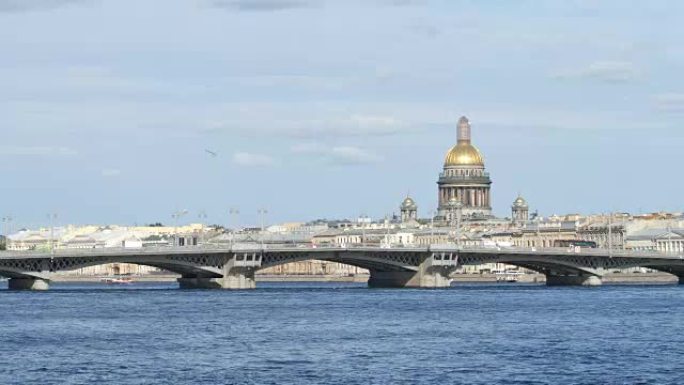 布拉戈维申斯基桥，艾萨克大教堂和夏天的涅瓦河-俄罗斯圣彼得堡