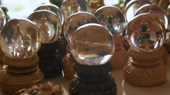 运气纪念品-水晶球中的佛教神。金山之水。泰国曼谷