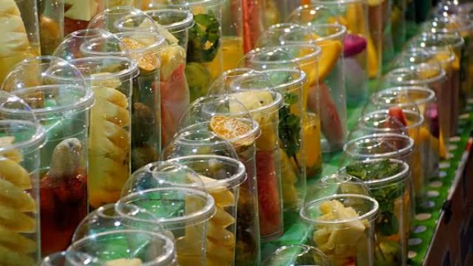 在Jomtien海滩的夜市上，用塑料杯中的水果展示。泰国芭堤雅