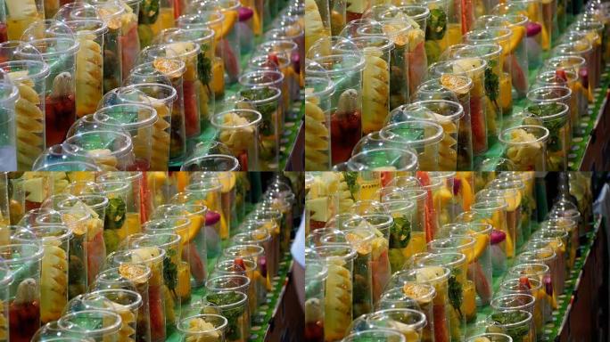 在Jomtien海滩的夜市上，用塑料杯中的水果展示。泰国芭堤雅