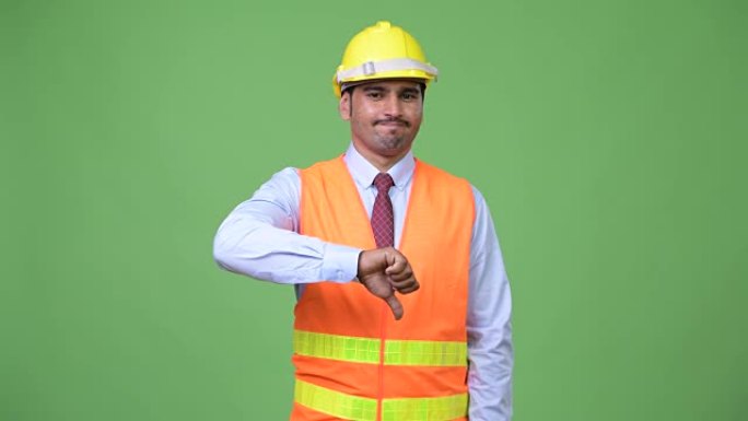 年轻英俊的波斯男子建筑工人竖起大拇指