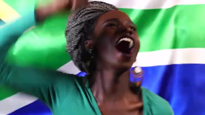 南非年轻黑人妇女用南非国旗庆祝