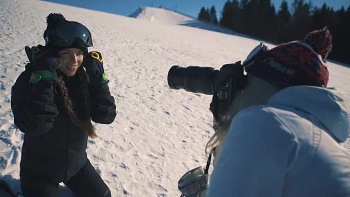 滑雪者或滑雪者和摄影师在滑雪胜地中景拍摄照片