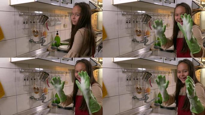 亚裔美国女孩开心地做洗碗工，露出泡沫的手