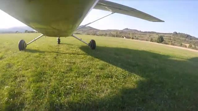运动飞机在机场的绿草地上骑行。飞机准备起飞