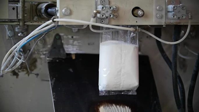 制糖厂生产线上袋装白糖