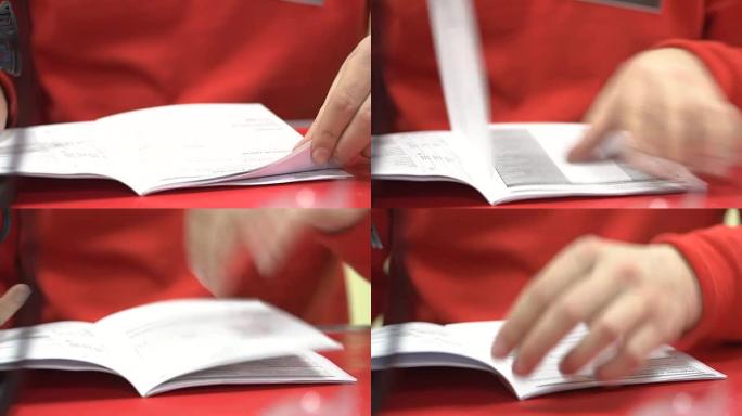 一个红色女人的特写镜头在文件上盖上了印章
