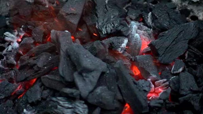 烧烤中燃煤的慢动作视频。
