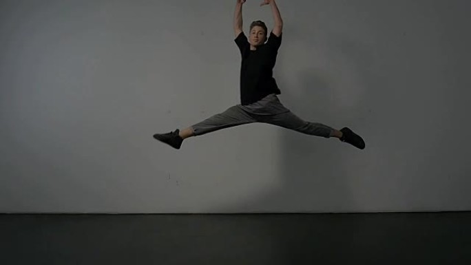 男性大杰特芭蕾舞团在慢动作中跳跃