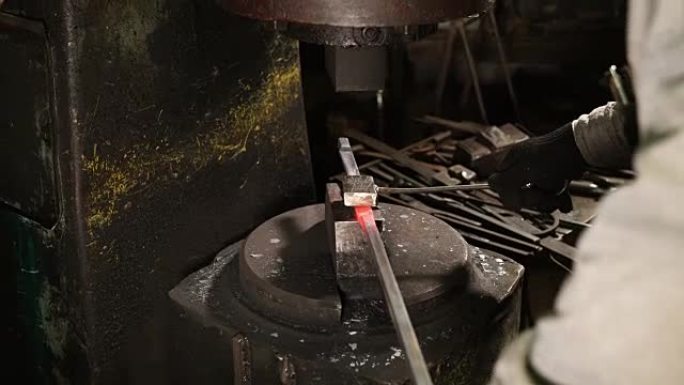 用锤子压实金属坯料，在其周围撞击。
