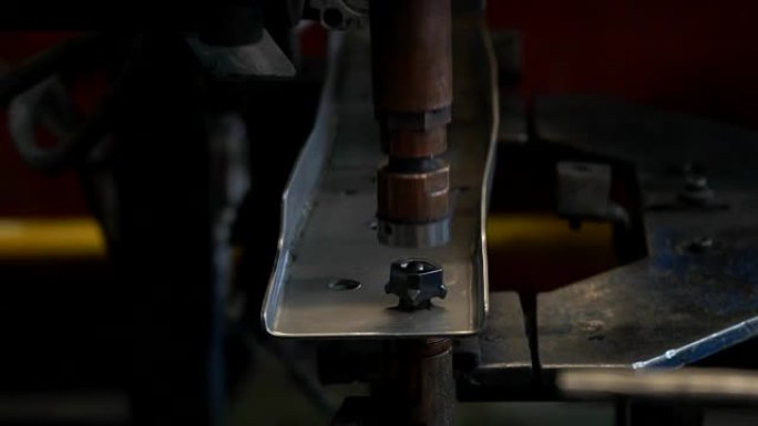 现货汽车机械的运动是在工厂将螺母焊接到金属零件上