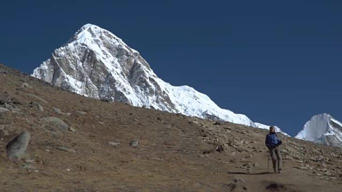 这个女孩正在山里旅行