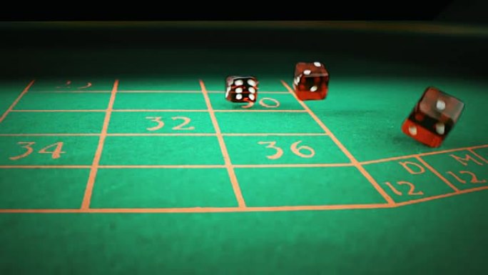 三个红色的骰子在绿色的赌桌上滚动，黑色的背景，射击用慢动作，运动休闲的概念游戏