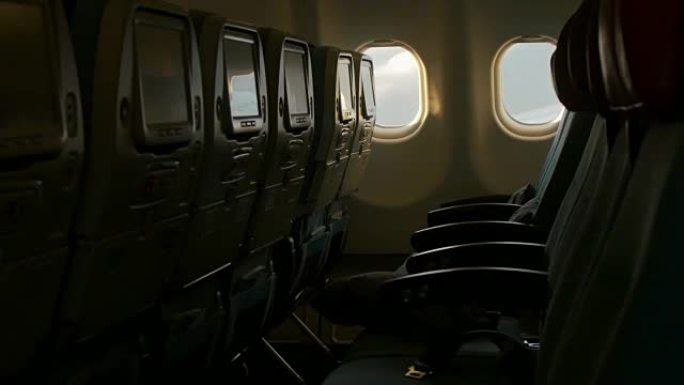 在没有乘客的情况下飞行中的飞机内部