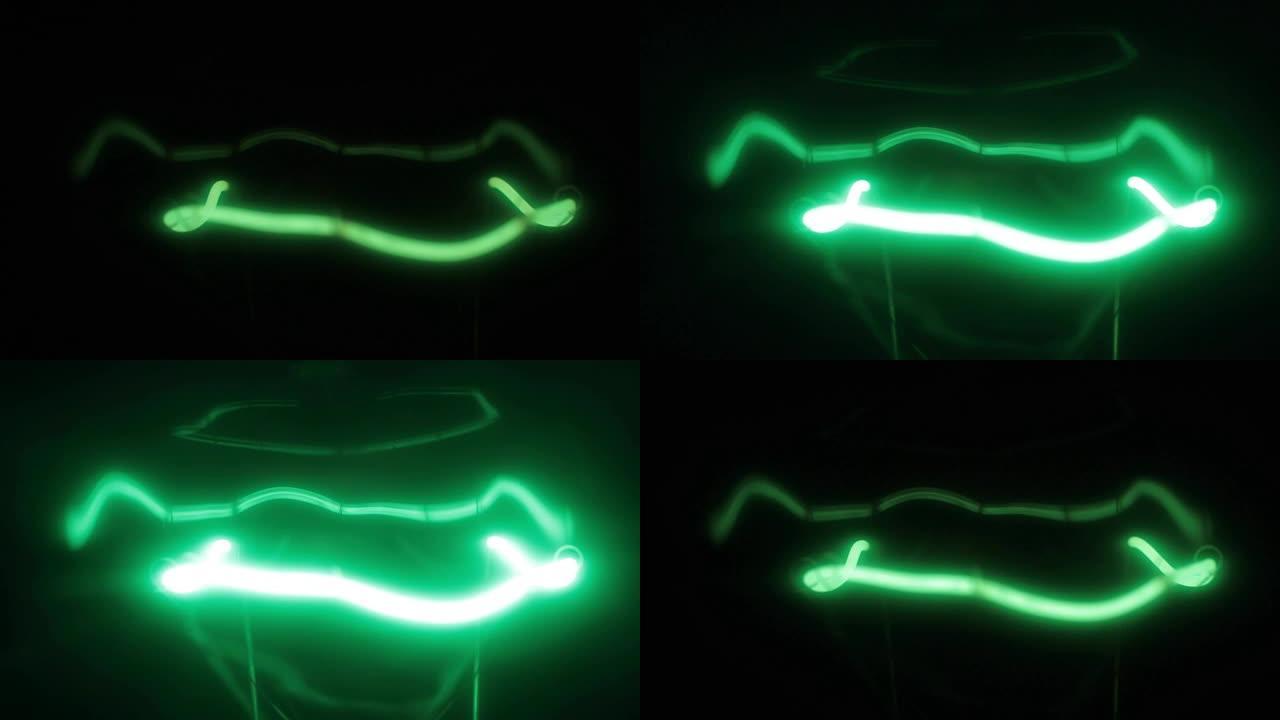 白炽灯绿色螺旋的美丽反射和眩光