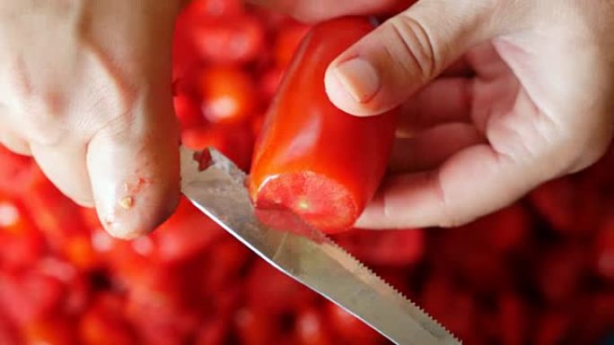 准备自制番茄酱-切番茄-慢动作