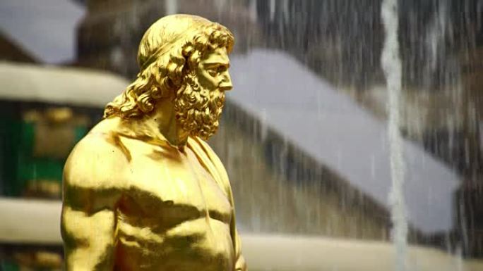 俄罗斯圣彼得堡彼得霍夫公园的波塞冬金色雕像喷泉