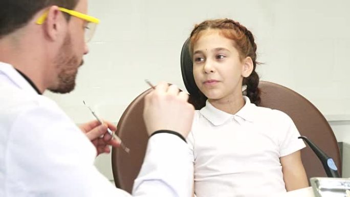 一位善良的医生检查了一个小女孩的牙齿