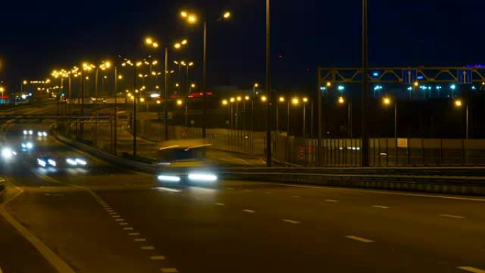 高速公路交通车在夜间流逝。汽车在桥上行驶的夜晚时光倒流。4K UHD。延时。
