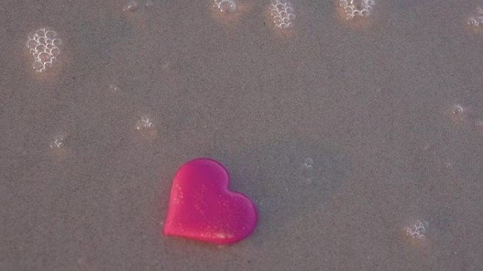 海边的两颗心。假期，爱情概念
