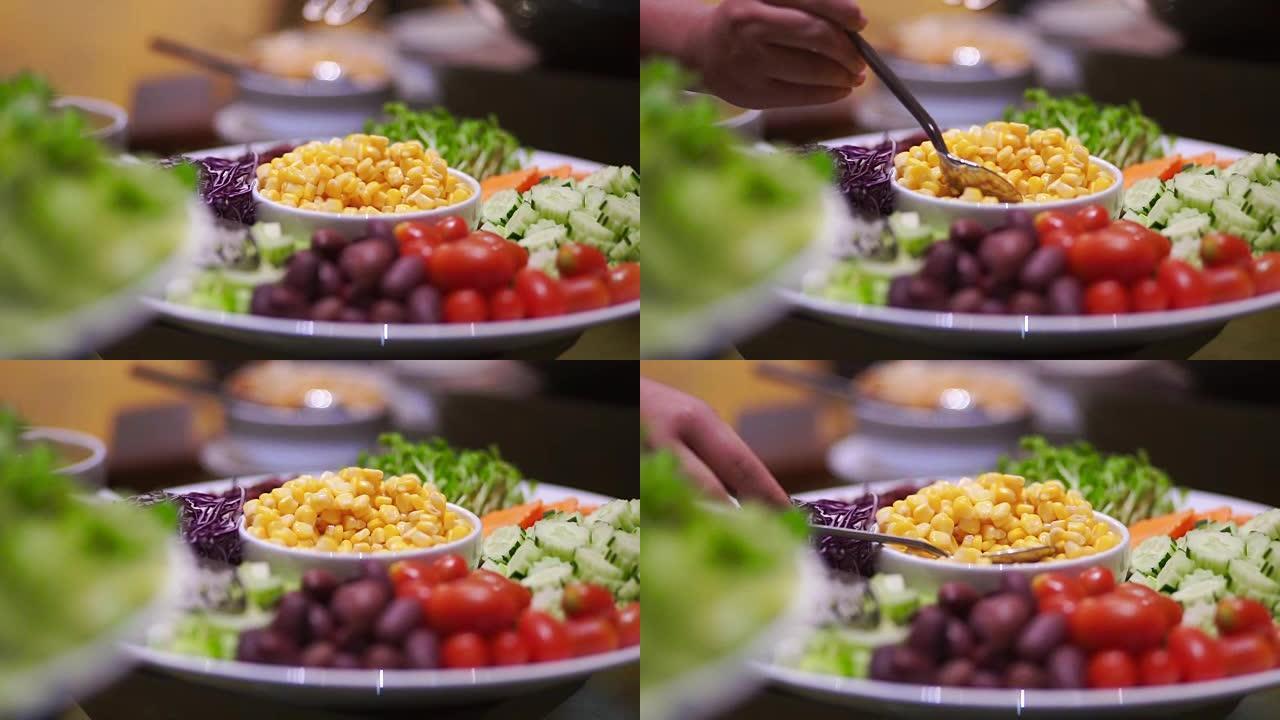 沙拉吧配新鲜蔬菜，在桌子的自助餐角切成薄片。