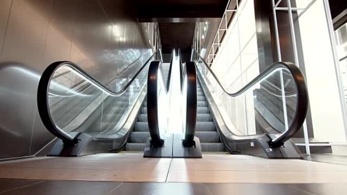 空的现代自动扶梯楼梯。上下移动楼梯。