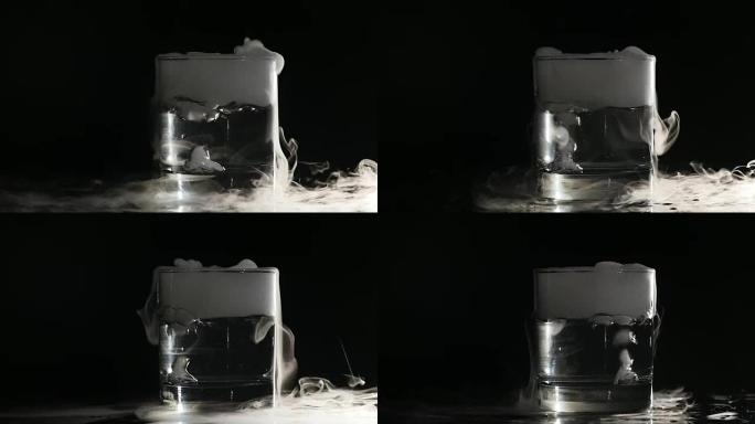 玻璃中的抽象白烟干冰对黑暗背景的影响