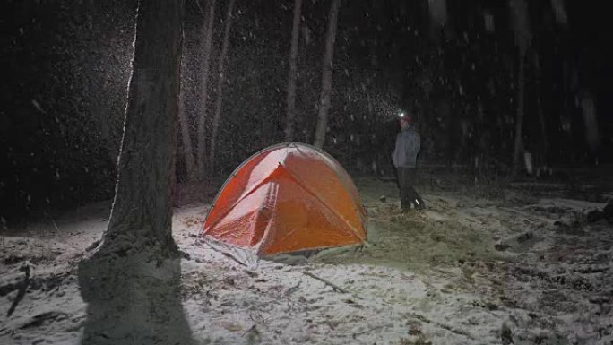 雪夜站在红色帐篷前的女人