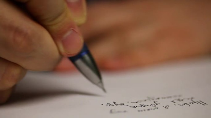 一个人在一张纸上写自动铅笔。特写。