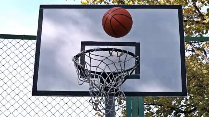 篮球在户外进入篮筐