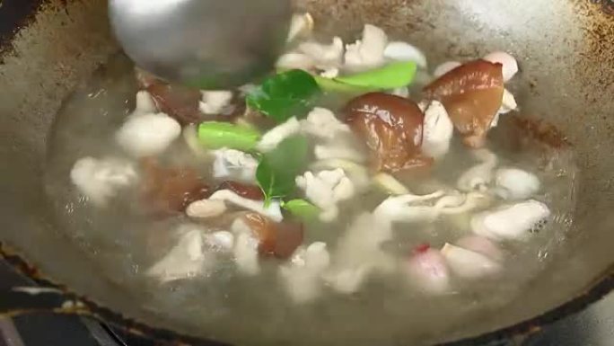 烹饪鸡肉椰子汤或Tom kha gai，泰国名菜