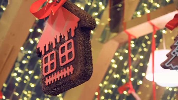 装饰有冬季装饰品的纪念品饼干，在街上的圣诞节交易会上吸引零售业。新年街头装饰品姜饼和发光花环