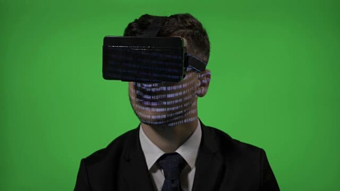 绿色屏幕上的vr增强现实眼镜上穿着西装编码的计算机程序员的特写镜头