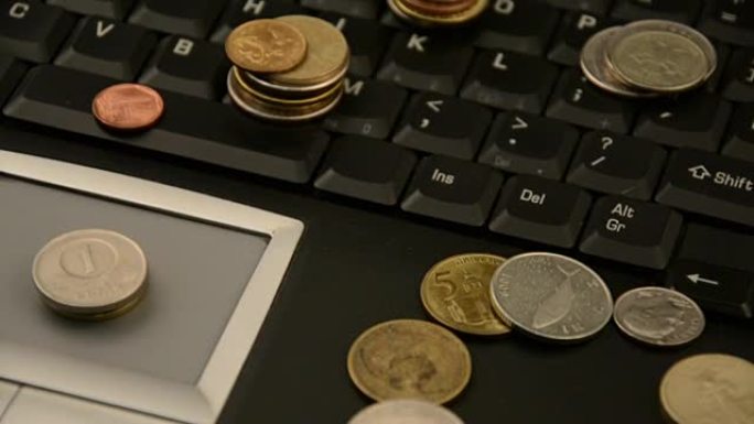 孤立在白色背景上的笔记本电脑上的硬币