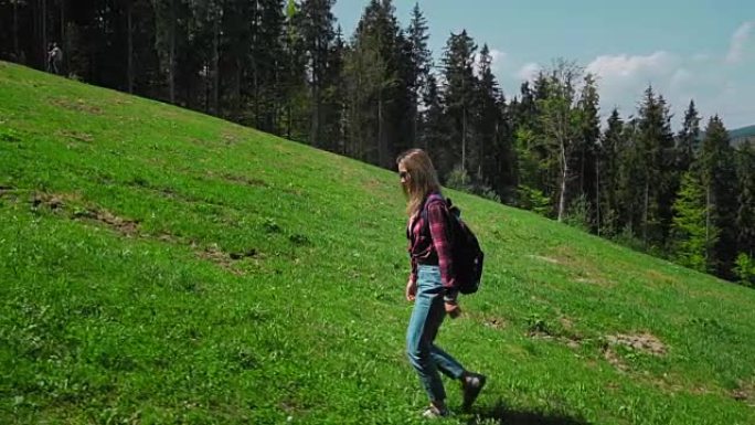 一个年轻的白人女子背着背包，戴着墨镜爬上了山。个人成长的概念，克服商业上的困难，个人的动机，自由和自