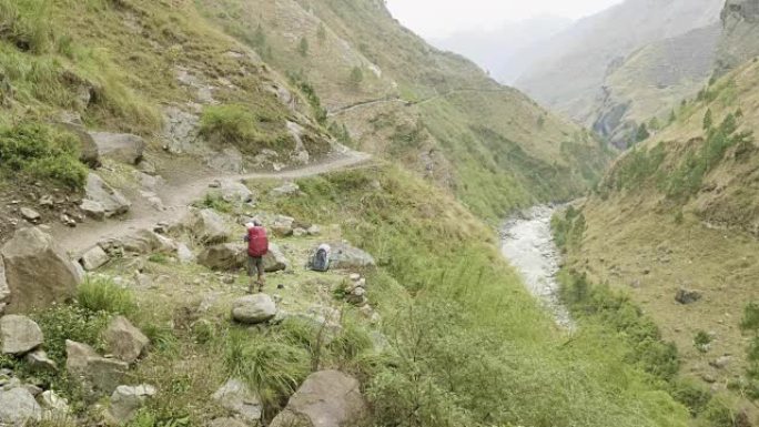 马纳斯卢山周围尼泊尔小径上的背包客。