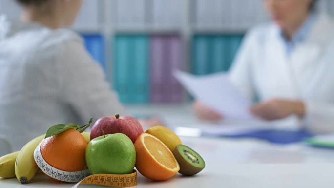 病人在办公室会见营养师