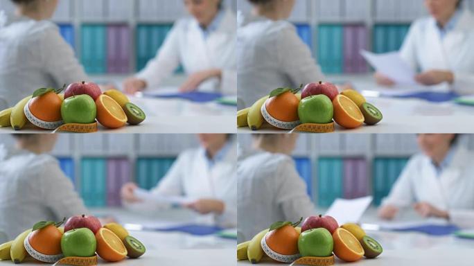 病人在办公室会见营养师