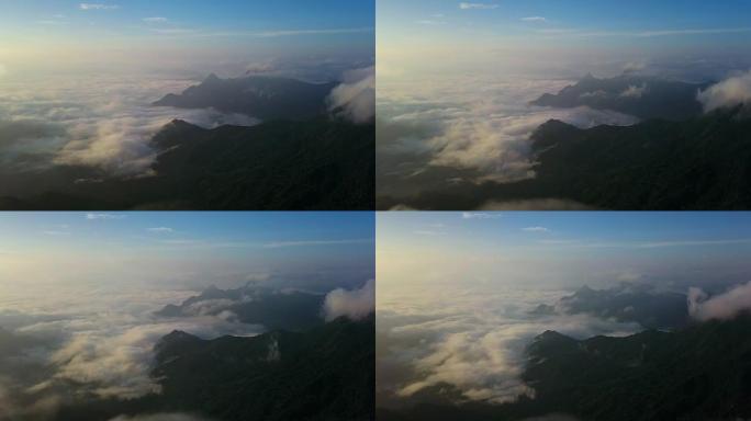 Timelaspe拍摄了白色蓬松的雾气和云层在泰国清莱的Phu Chi Fa山脊上移动的镜头。