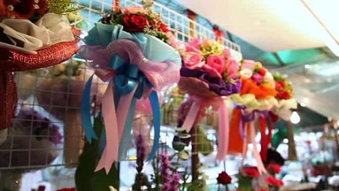 鲜花市场上的花束展示。用彩纸、剑麻和丝带装饰的切割玫瑰。泰国曼谷