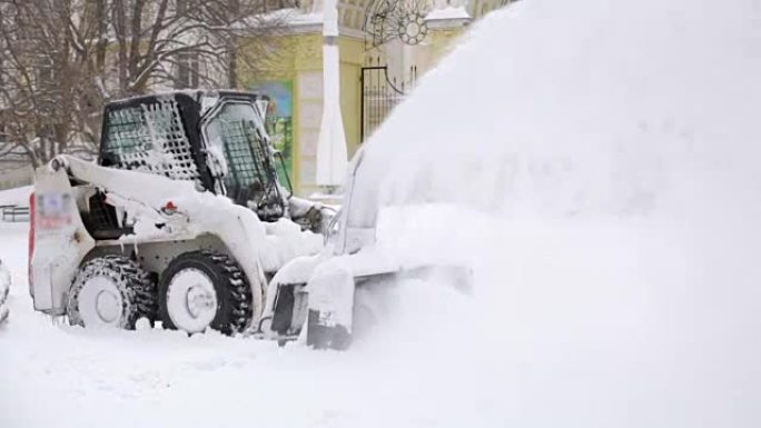 除雪车。城市公园降雪后除雪