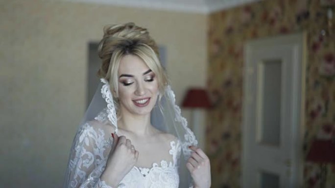 华丽的新娘微笑和轻松的姿势在室内4K相机