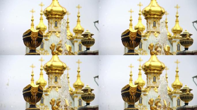 俄罗斯彼得霍夫Petrodvorets的大宫殿大教堂和花瓶喷泉