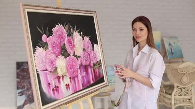 艺术家女孩的肖像近花图片。