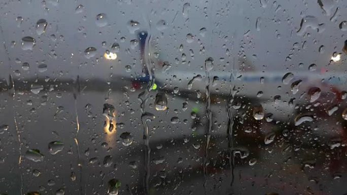 机场透过飞机的窗户，下雨